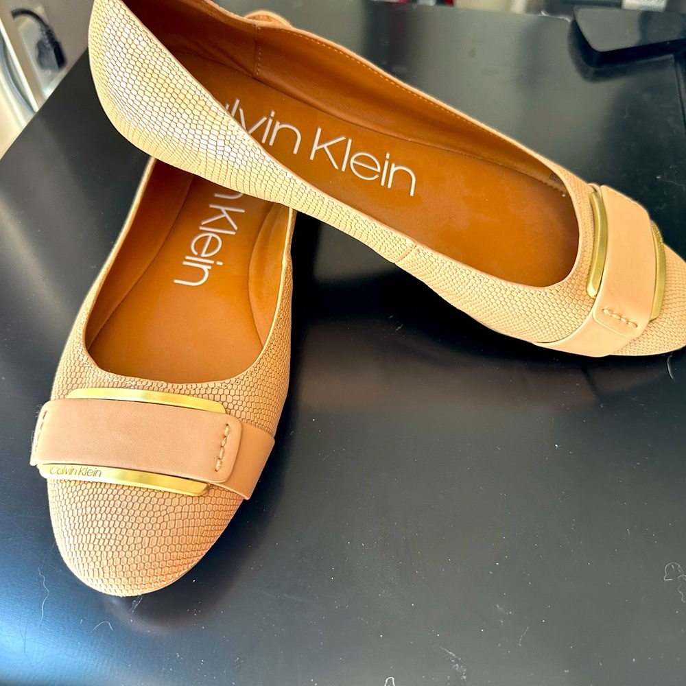 Calvin Klein women’s ballet flat, size 10.cream color. Confortable, atractivo